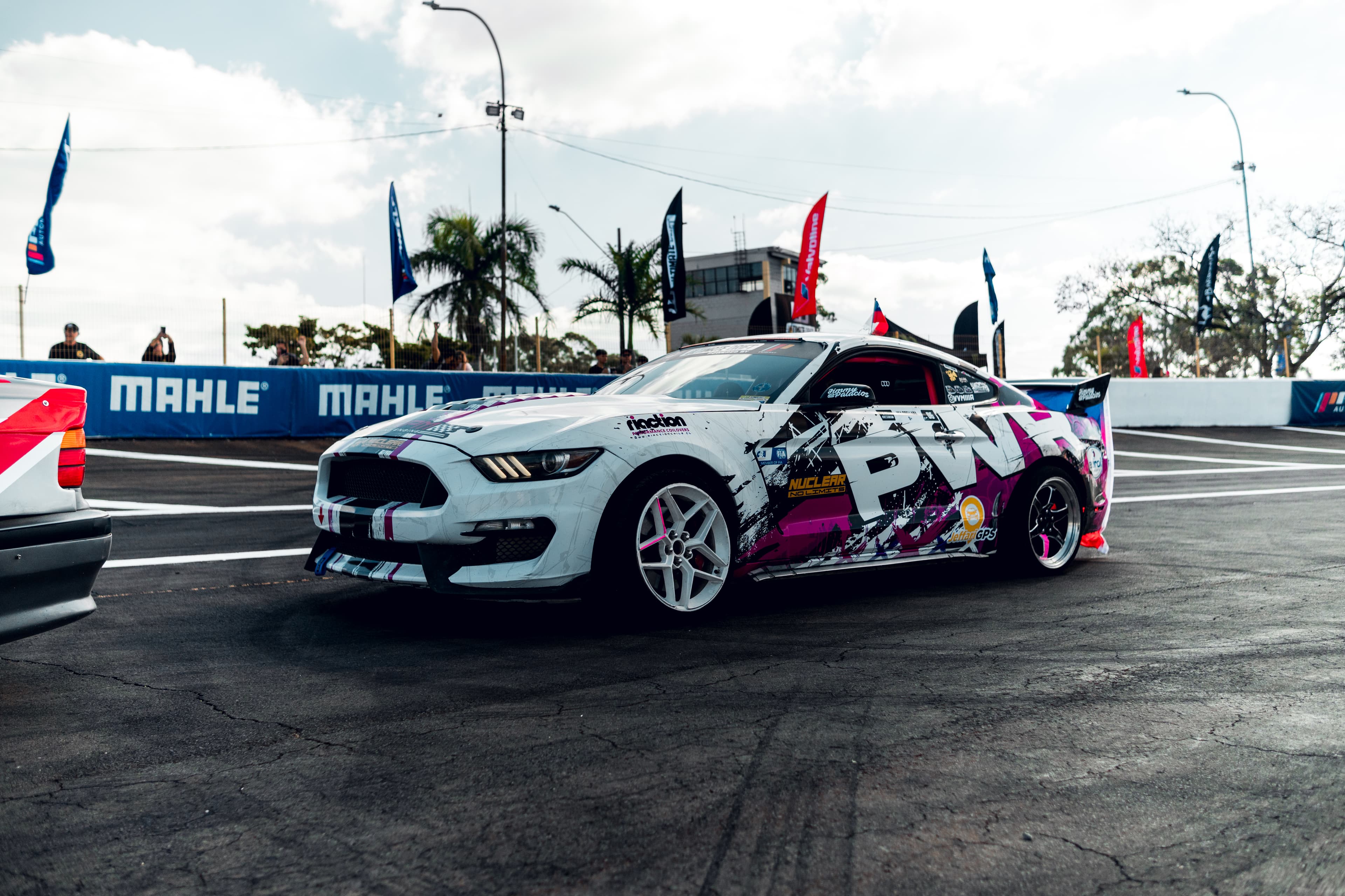 Ford Mustang de competencia de Mía Orellana en pista