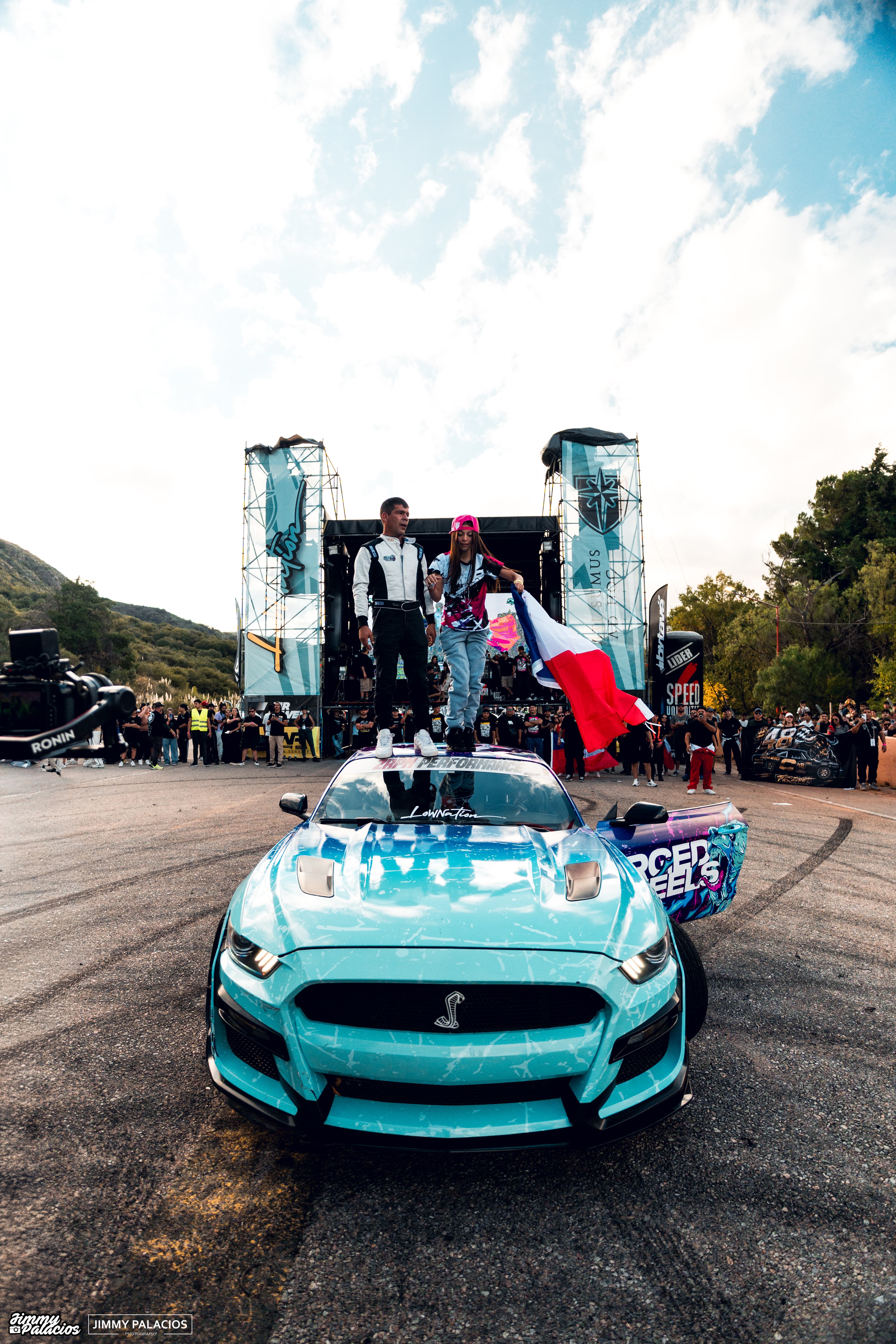 Mía Orellana con el equipo técnico junto al auto