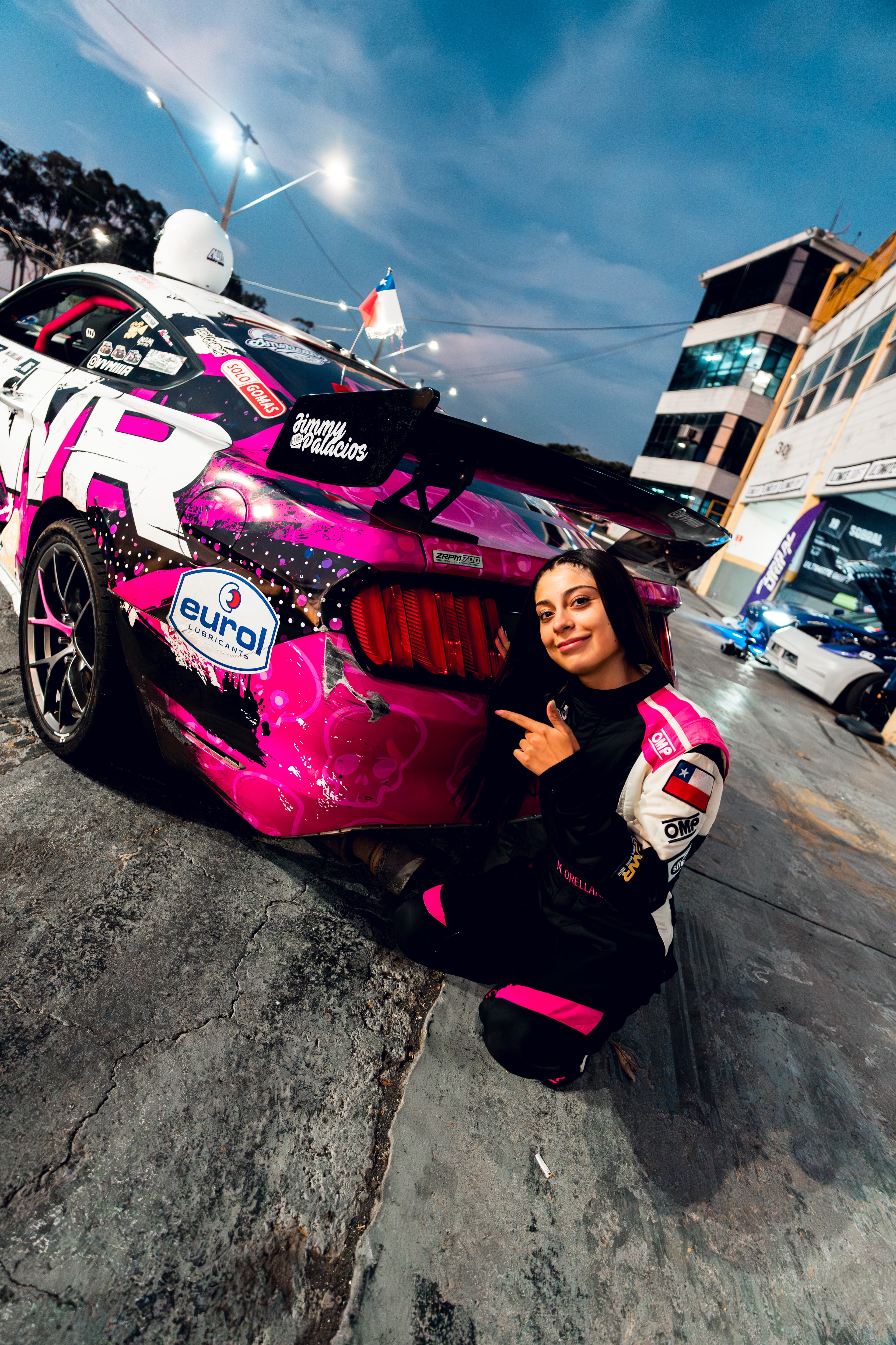 Mía Orellana junto a su auto de noche
