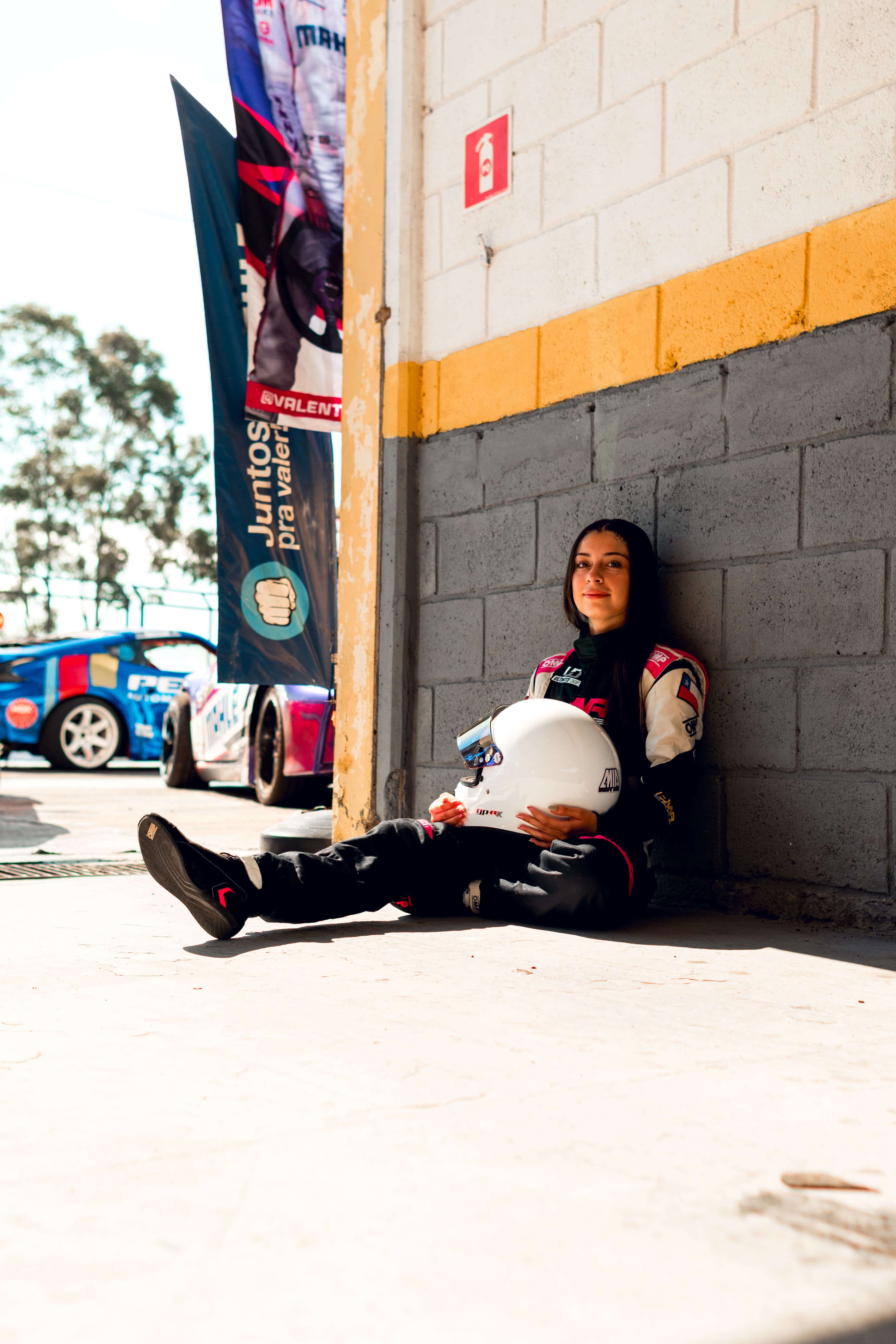 Mía Orellana con su casco en boxes